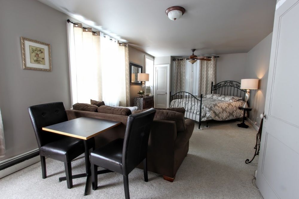 Applewood Apartments and Restaurant: 120 North Rd, Highland, NY 12528